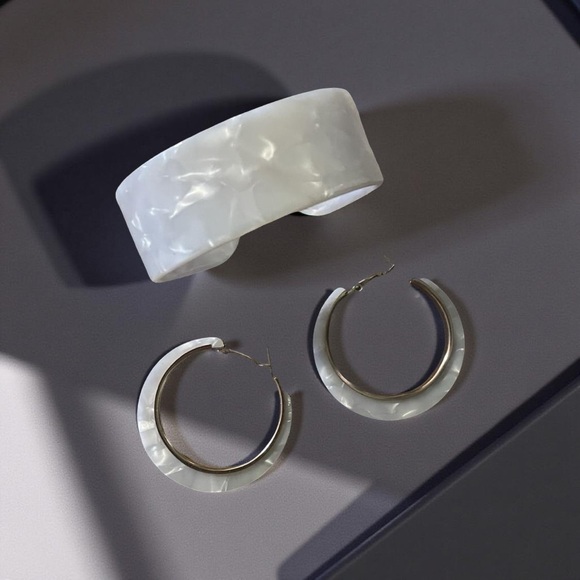 2/$38 🅢🅐🅛🅔 🍁 NWOT Neutral Faux Horn Cuff Lucite Bracelet & Earrings MATCHING SET - Picture 1 of 12